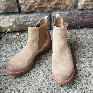 EUC!! Sofft Suede Leather Chelsea Boots Size 7
